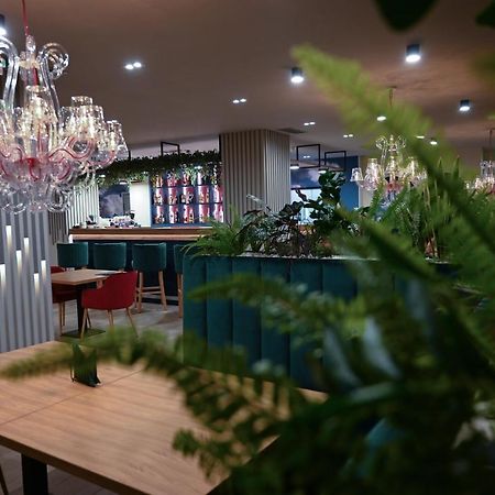 Hotel Xemar Arad Kültér fotó