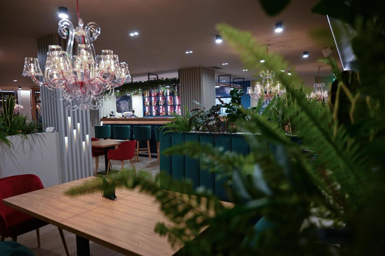 Hotel Xemar Arad Kültér fotó