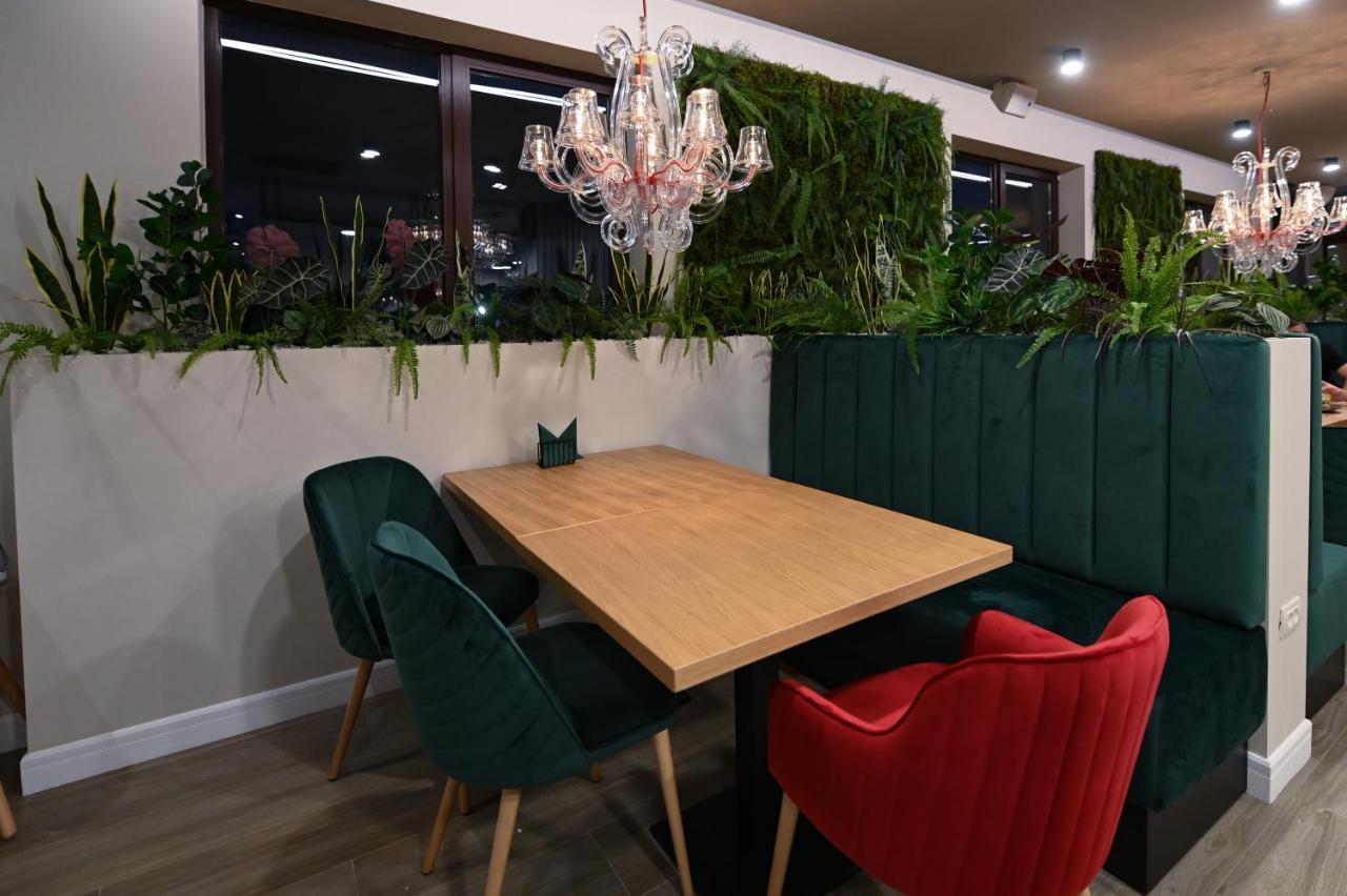 Hotel Xemar Arad Kültér fotó