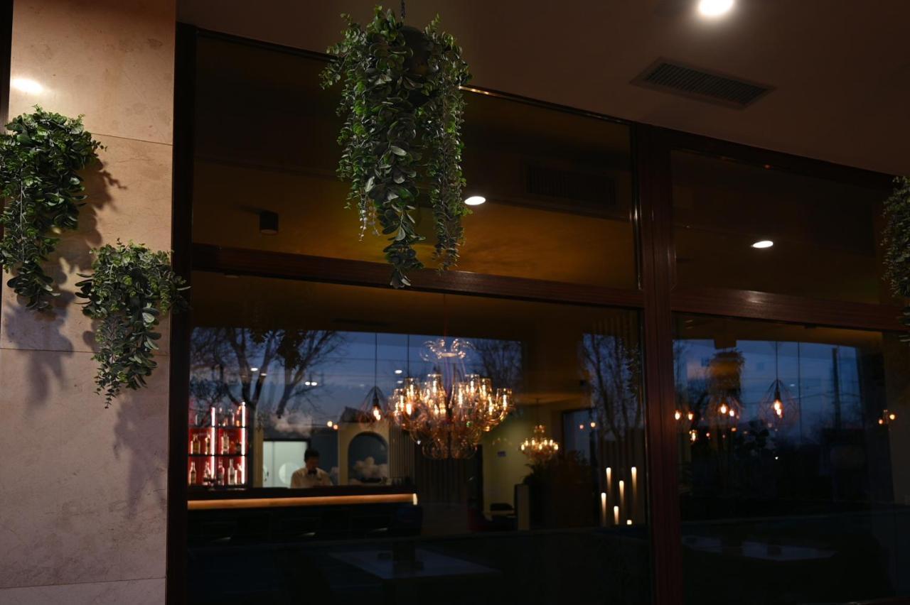 Hotel Xemar Arad Kültér fotó