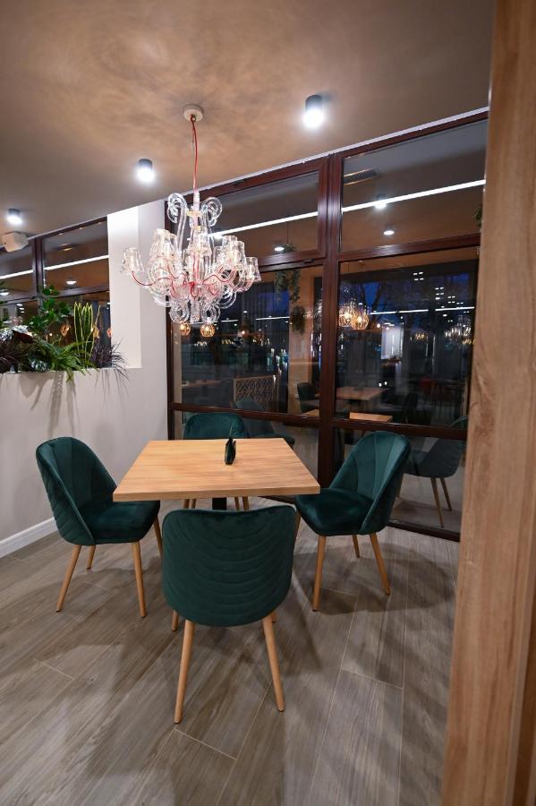Hotel Xemar Arad Kültér fotó