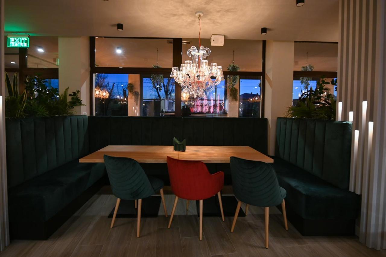 Hotel Xemar Arad Kültér fotó
